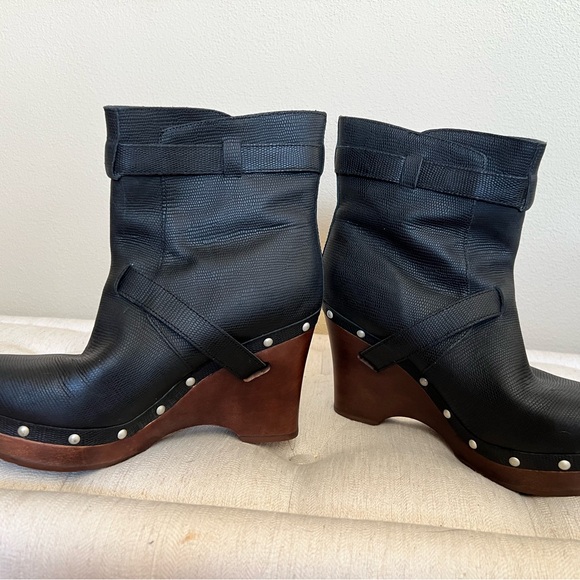 Like New Ugg Platform Boots - Picture 3 of 8